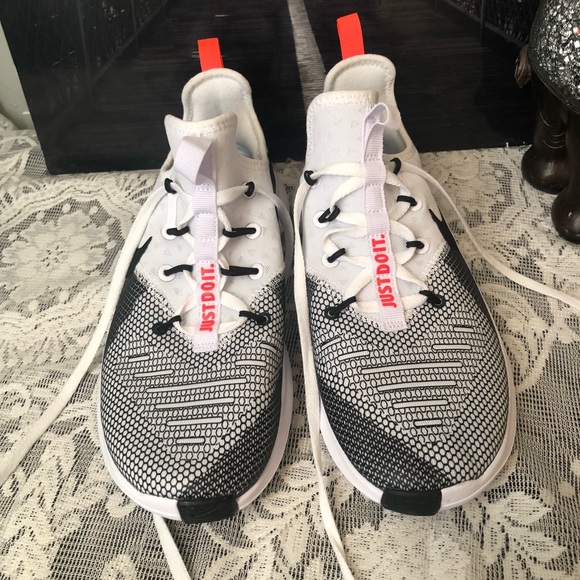 Nike - Picture 3 of 8